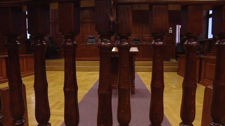 Znieważyli i zniszczyli polską flagę. Trzej obywatele Niemiec poddali się karze