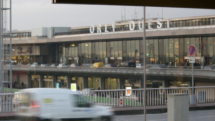 Strajk kontrolerów lotniczych we Francji. Pasażerowie koczowali na Orly