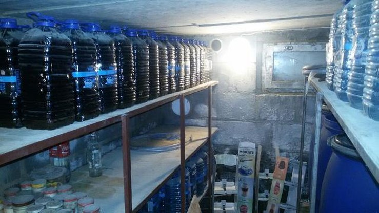 Zlikwidowano bimbrownię. Znaleziono prawie 3 tys. litrów alkoholu