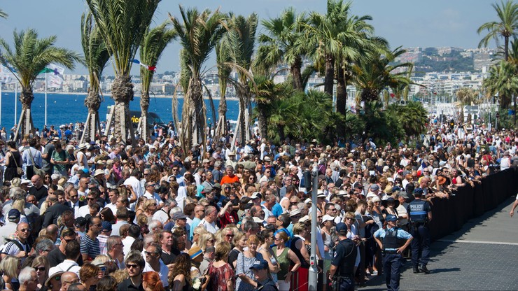 Francja: minuta ciszy dla ofiar, okrzyki przeciwko premierowi i prezydentowi