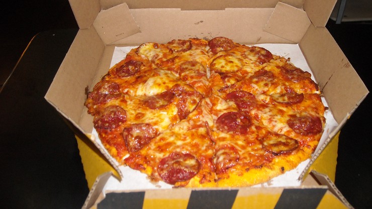 Napadali na dostawców pizzy. Grozili nożem i okradali