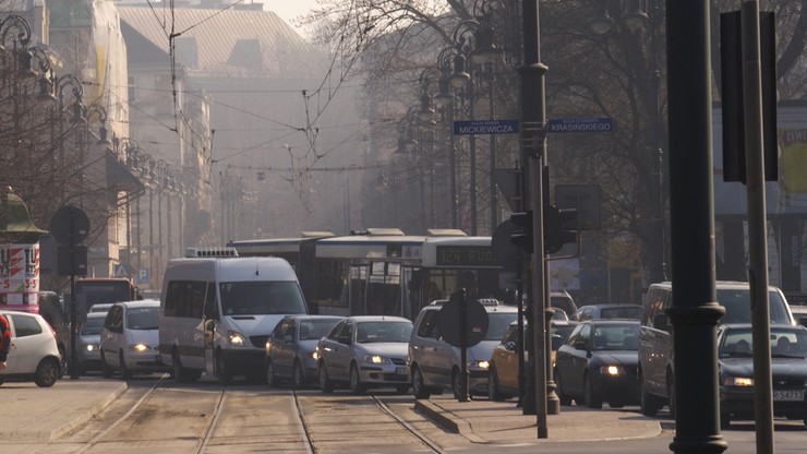Kto mieszka blisko ruchliwej drogi, ryzykuje demencję. Najnowsze ustalenia naukowców