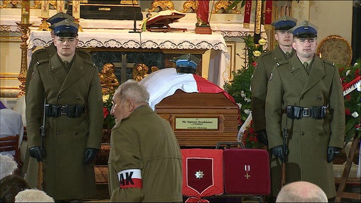 "Minęło ponad pół wieku, a Żołnierz Niezłomny odzyskał imię". Pogrzeb Zygmunta Szendzielarza "Łupaszki"