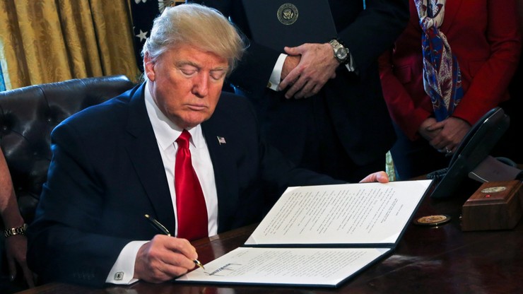 Dwa stany USA, Apple, Google, Facebook i 94 inne firmy - wszyscy zaskarżają dekret Trumpa