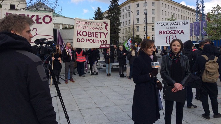 "Piekło kobiet trwa". Przed Sejmem pikieta za dostępem do pigułki "dzień po" bez recepty