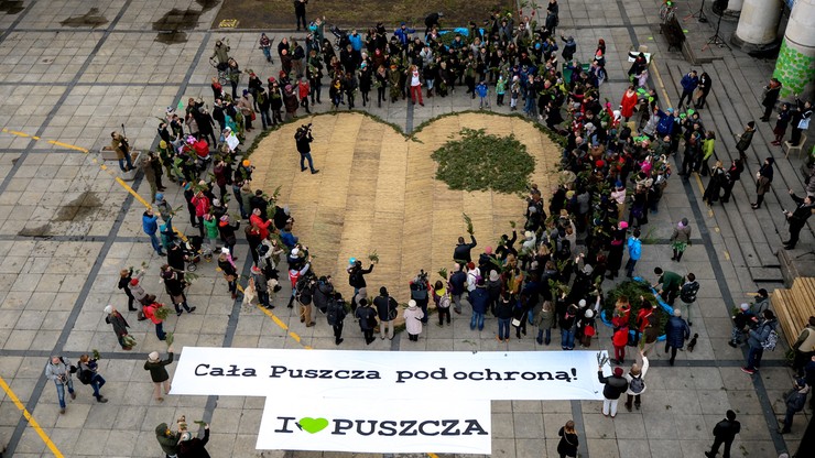 Największe zielone serce dla Puszczy - akcja przed Pałacem Kultury