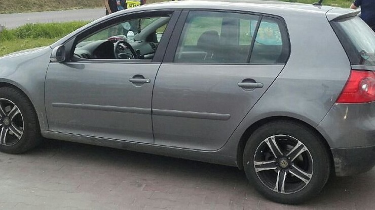 Niemowlę w nagrzanym aucie. Policjanci wybili szybę