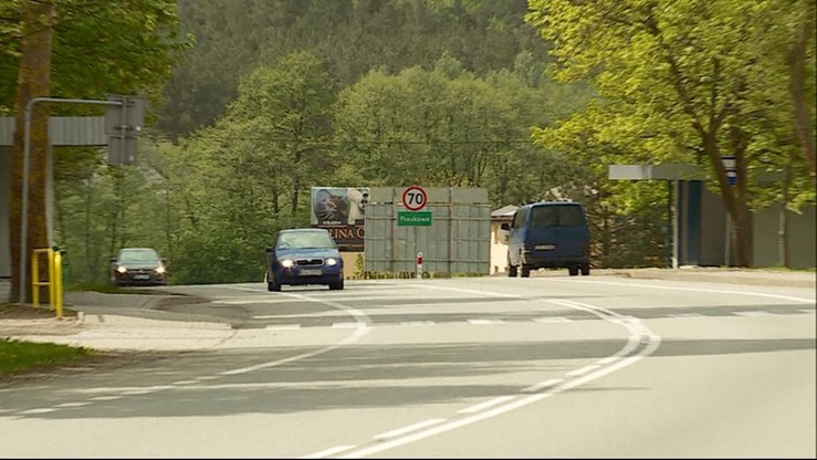 Wymuszali łapówki, podwozili do bankomatu. Policjanci z zarzutami