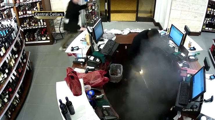 E-papieros wybuchł mu w spodniach. Z kieszeni wydobywały się iskry i dym