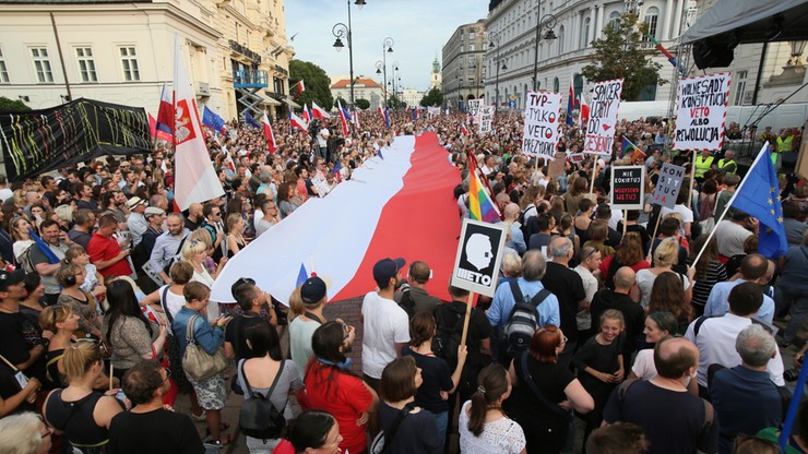 "Chcemy reformowania sądownictwa, ale nie szarżowania". Bezpartyjna demonstracja przed Pałacem Prezydenckim
