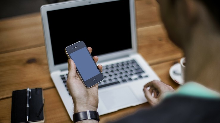 Panoptykon: służby częściej sięgają po dane internetowe, rzadziej po telefoniczne