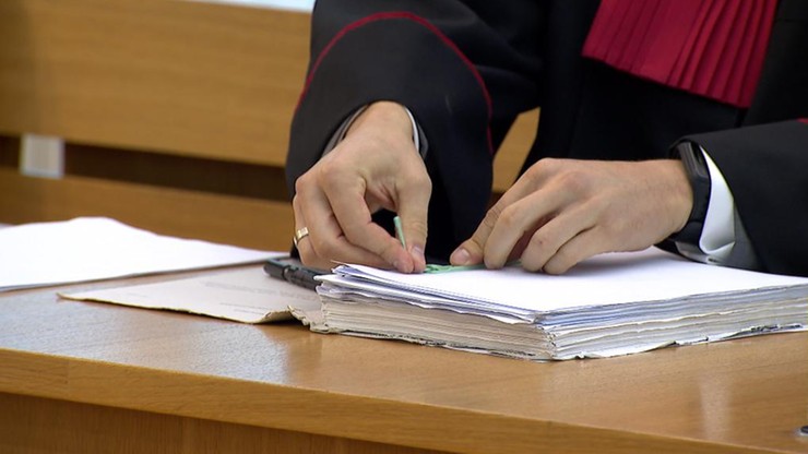 Proces ojczyma oskarżonego o znęcanie się nad dziećmi. 13-latek popełniło samobójstwo