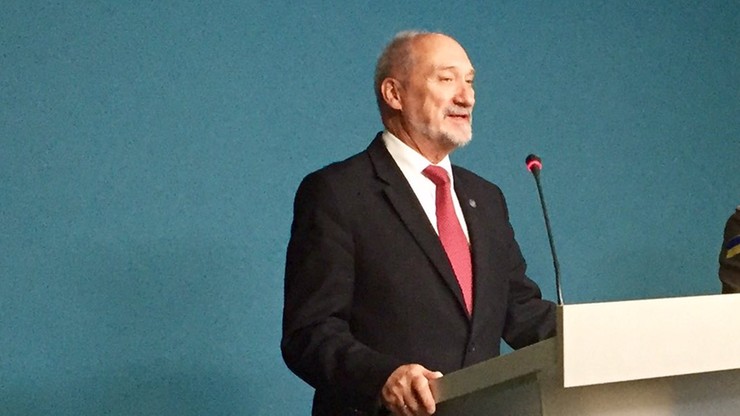 "Polska jest i pozostanie razem z Ukrainą, ponieważ broni ona Europy". Macierewicz na spotkaniu z Poroszenką