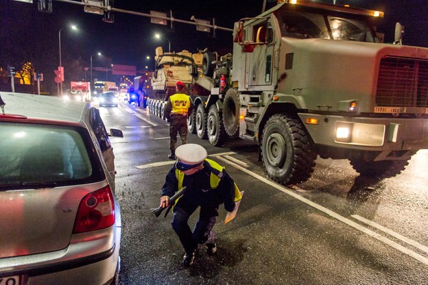 Zderzenie kolumny transportującej czołg z autem osobowym