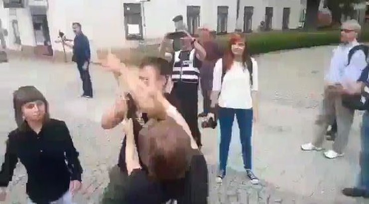 Od tego rozpoczęła się awantura w Radomiu. Film z próby odebrania flagi KOD