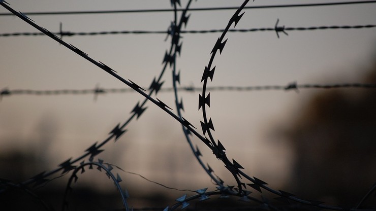 Wypuścili więźnia na wolność przez pomyłkę. Policja prosi go, aby wrócił