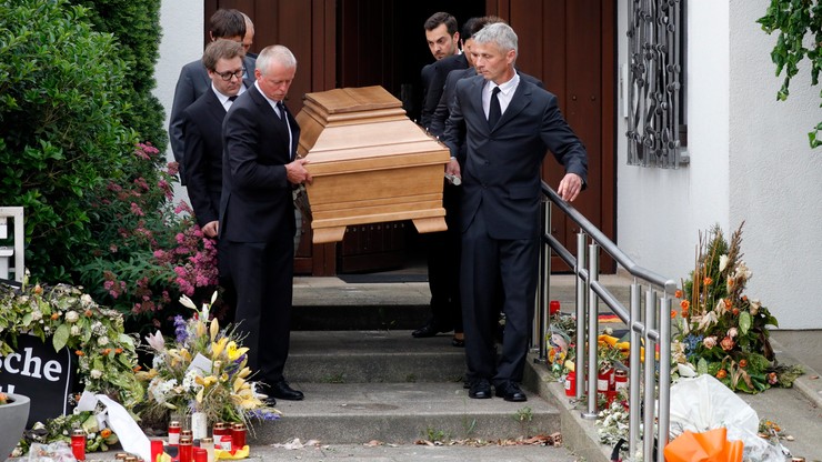 "Żenujący spektakl". Rodzina kłóci się nad trumną Kohla