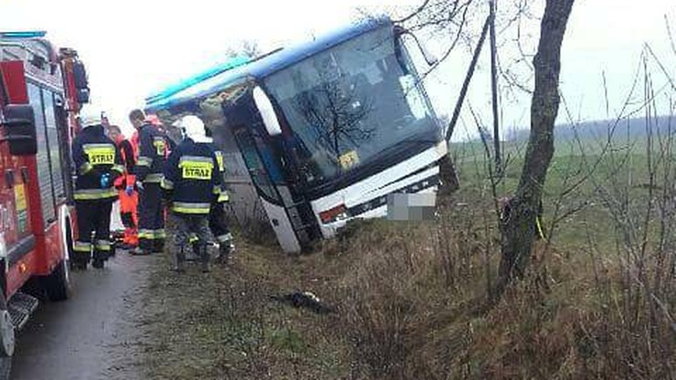 Autokar z dziećmi wjechał do rowu. Kierowca nie żyje