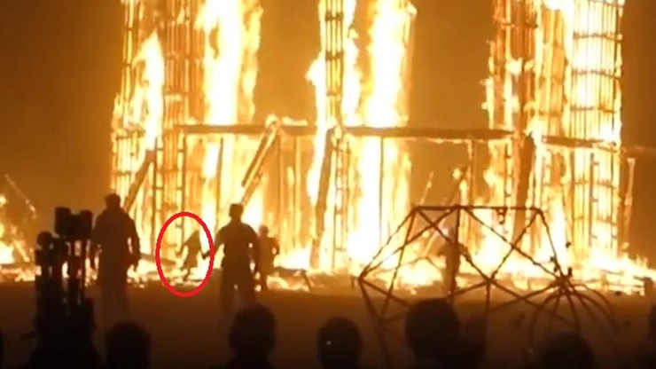 Śmierć na słynnym festiwalu. Mężczyzna wbiegł w płomienie