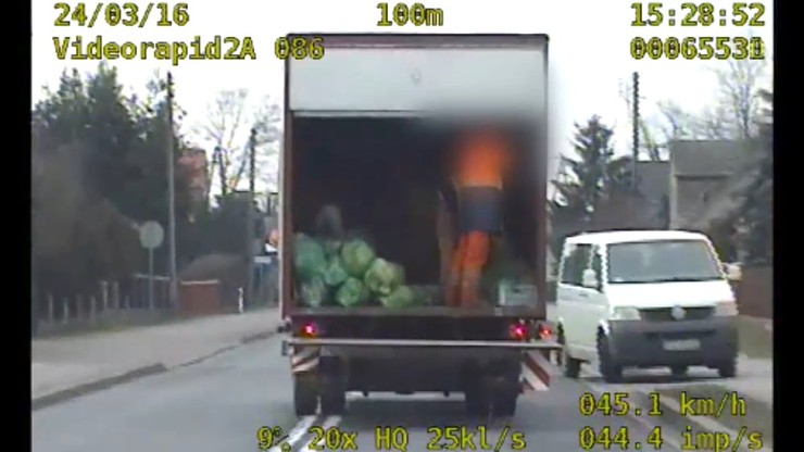 Segregowali śmieci podczas jazdy otwartą ciężarówką. Zostali zatrzymani