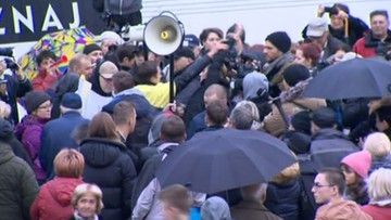 24-10-2016 18:05 Przepychanki między uczestnikami "czarnego protestu" i działaczami "pro-life". Interweniowała policja