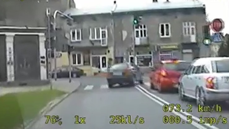 Uciekał, bo nie miał prawa jazdy. Ukrył się między drzewami