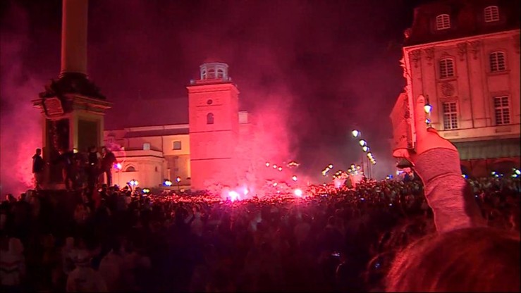 Kibice Legii świętują mistrzostwo na placu Zamkowym