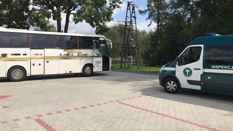 Cieknące płyny i "lewy" tachograf w autokarze, który miał zawieźć dzieci na wycieczkę