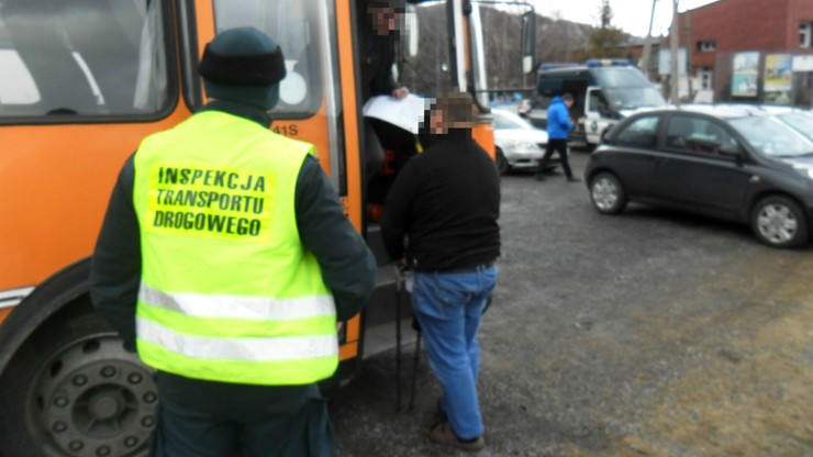 Z nogą w gipsie i na zwolnieniu lekarskim wiózł dzieci do szkoły. Niesprawnym autobusem