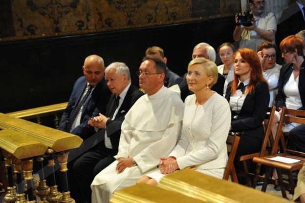 Premier Beata Szydło, prezes PiS Jarosław Kaczyński i ministrowie na mszy prymicyjnej syna premier