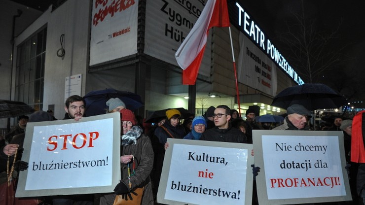 Różaniec przed Teatrem Powszechnym. "Modlimy się, by wynagrodzić Bogu za ten grzech"