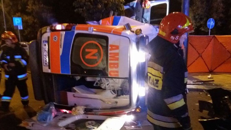 Policja poszukuje świadków zderzenia karetki z taksówką. Przewożony noworodek zmarł