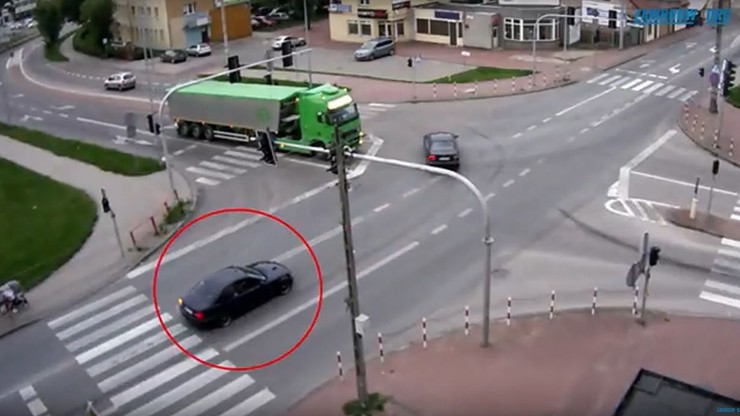 Myślał, że nikt nie zauważy. Ściął słup sygnalizacji świetlnej i odmaszerował