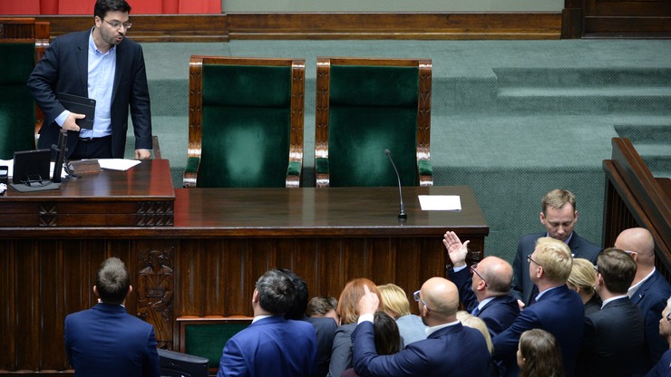 "Polki nie pozwolą na to, żebyście prowadzili je jak barany na rzeź". Nocna debata ws. aborcji