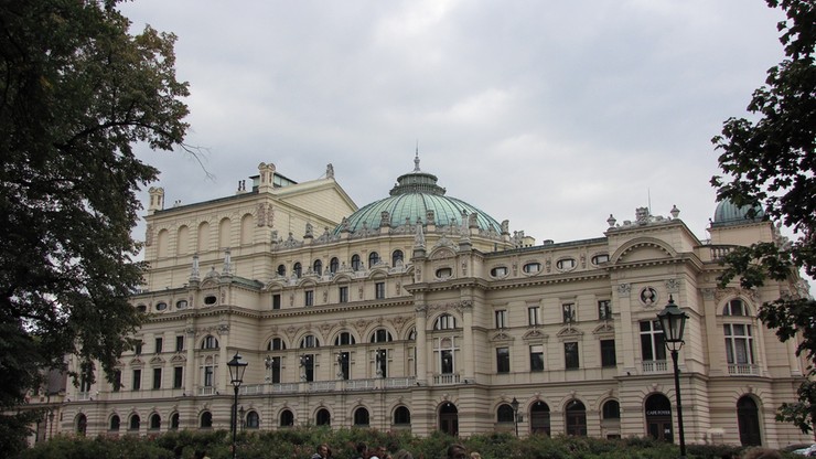 Ule staną na dachu Teatru im. Słowackiego w Krakowie. Miód prezentem dla gości