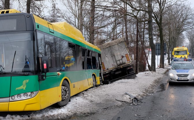 Bojszowy. Autobus zderzył się z ciężarówką. Są ranni