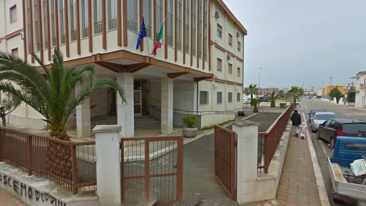 Miasteczko zadłużone, więc burmistrz sam wozi uczniów do szkoły