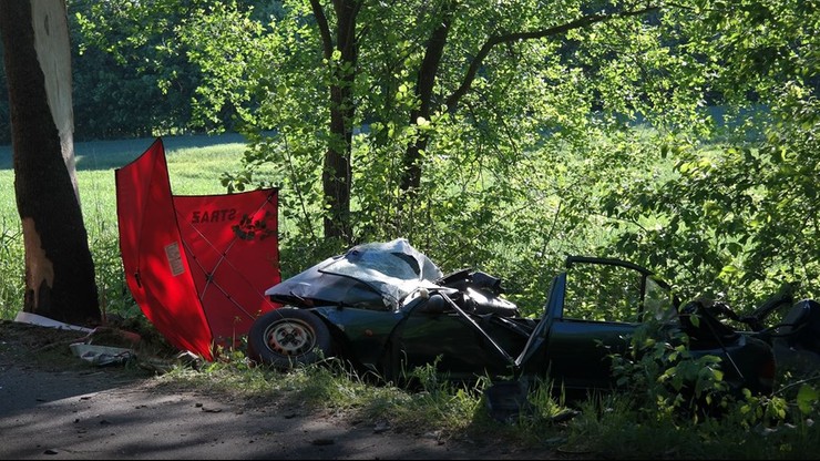 Nie zatrzymał się do kontroli. Ucieczka zakończyła się na drzewie. Zginął 27-letni pasażer