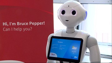 16-07-2017 20:44 Pepper pomaga pasażerom na lotnisku w Brukseli. Zapoznali się już z nim także europosłowie