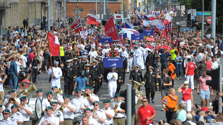 Piraci i piratki, władcy mórz i syrenki. Kolorowa parada załóg żaglowców i jachtów przeszła ulicami Szczecina