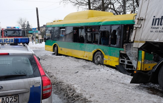Bojszowy. Autobus zderzył się z ciężarówką. Są ranni