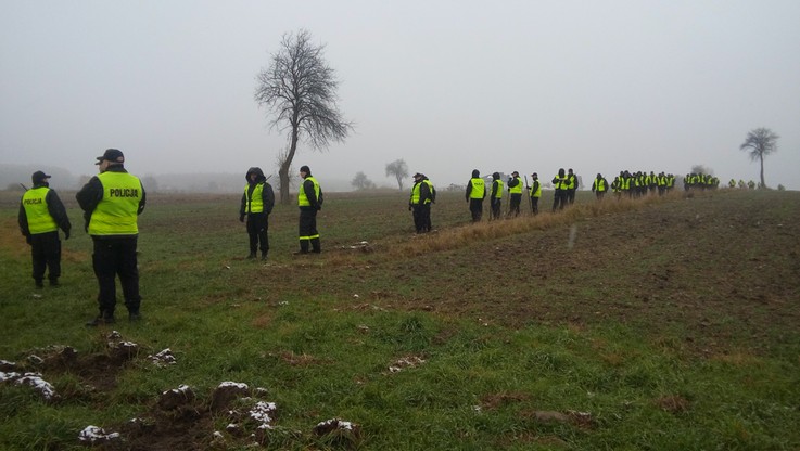 Policja przeszukała pole w Radomiu. Śledztwo w sprawie zabójstwa dwóch kobiet