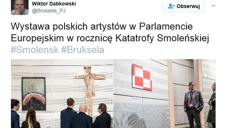 W Europarlamencie otwarto wystawę smoleńską. Krzyż i szachownica na ścianie