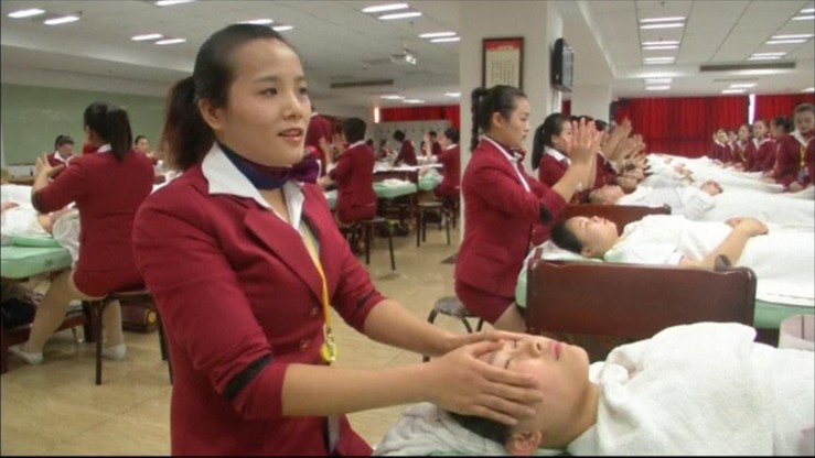 Musztra wojskowa i manicure. Nietypowa szkoła urody w Chinach