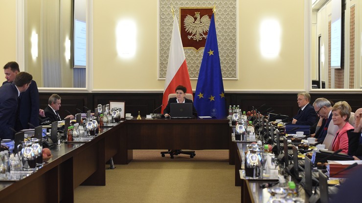Rząd za niższymi emeryturami i rentami dla 32 tys. byłych funkcjonariuszy PRL