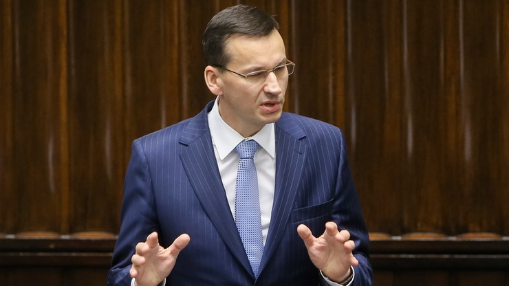 "Horoskopy dla psów" i "wirtualne cmentarze". Morawiecki o wydawaniu środków UE