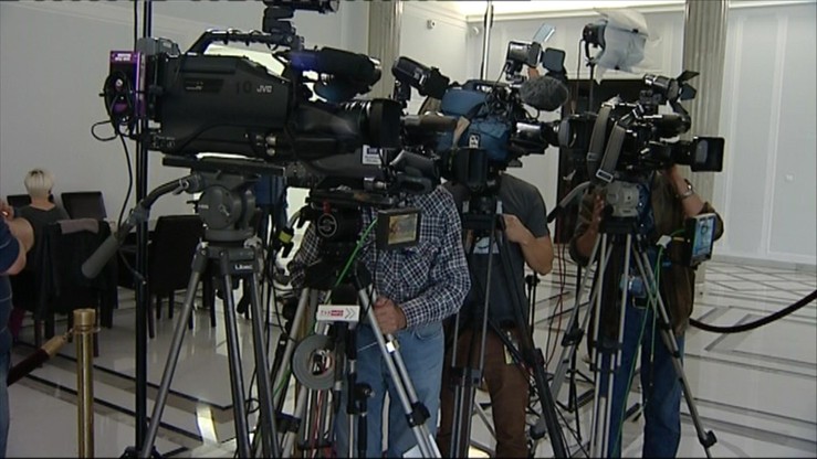 Inwigilacja dziennikarzy. KRRiT domaga się informacji od premier