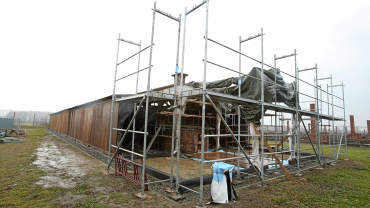 Eksponowana w USA część baraku z Auschwitz II-Birkenau ponownie montowana w obozie