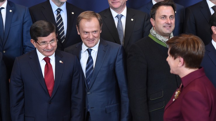 Plan UE i Turcji: problem migrantów będzie rozwiązany poza granicami Unii. Szydło: podział uchodźców między kraje - na następnym szczycie