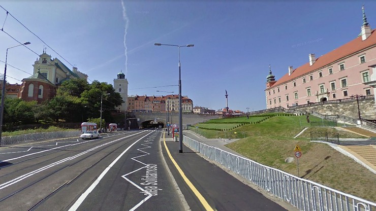 Horror: tramwaj jechał z ręką pasażerki w drzwiach. Kobieta biegła, ile sił